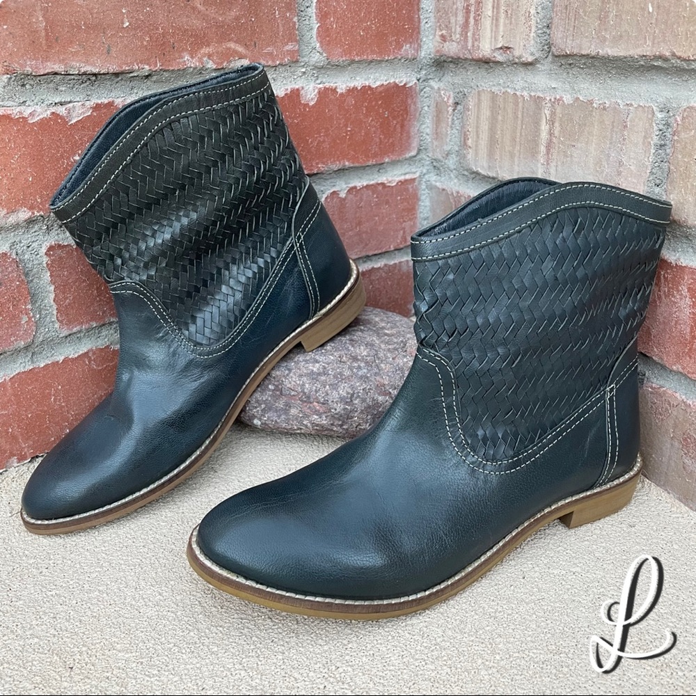 LEVI'S Leather Mid Calf Flat Heel Western Ankle Boots Sz 7.5